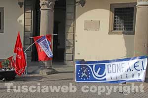 Il sit-in in piazza del Comune
