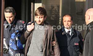 Uno degli arrestati all'uscita della questura