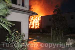L'incendio al deposito di carta sulla Teverina