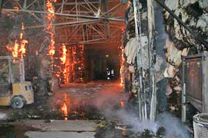 L'interno del magazzino distrutto dalle fiamme