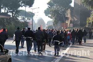 Le forze dell'ordine seguono il corteo