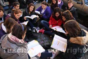 La lezione di sociologia "on the road", fuori dal Santa Rosa 