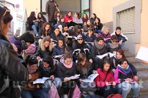 La lezione di sociologia "on the road", fuori dal Santa Rosa 