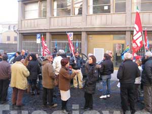 Il sit-in di fronte all'Inps