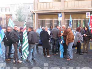 Il sit-in di fronte all'Inps