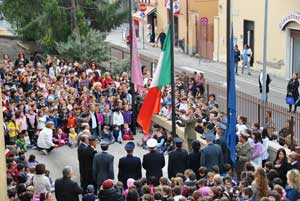 L'alzabandiera davanti alla scuola