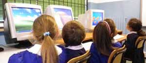 I piccoli alunni dell'Ellera usano i computer donati dalla Scuola edile