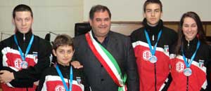 Gli atleti ricevuti dal sindaco Carai