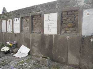 Il degrado al cimitero fotografato da Sposetti