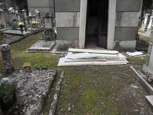 Il degrado al cimitero fotografato da Sposetti