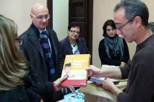 La consegna del materiale alla presenza del sindaco