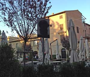 I cartelli imbrattati a piazza del Gesù