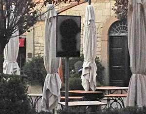 I cartelli imbrattati a piazza del Gesù
