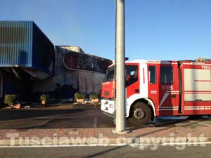Mondo Convenienza distrutto dalle fiamme
