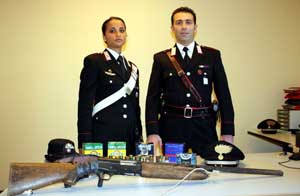 Il fucile sequestrato dai carabinieri