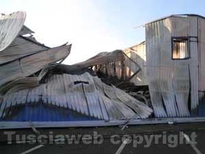 Incendio al capannone di Mondo Convenienza