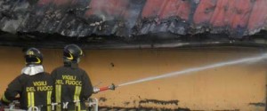 In fiamme il supermercato di Tuscania, pompieri al lavoro