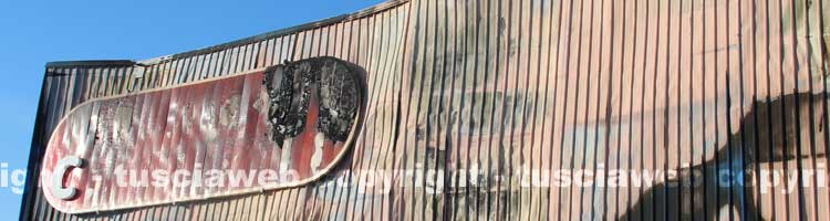 L'insegna di Mondo Convenienza distrutta dalle fiamme