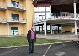 L'assessore davanti al laboratorio infermieristico di Montalto