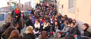 Gli studenti fanno lezione fuori