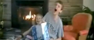 Il momento dell'apertura del regalo