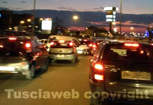 Il traffico sulla rotatoria prima della Cassia Nord
