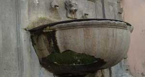 La fontana di Gallese danneggiata