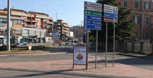 Il cartello allo svincolo dell'entrata a nord della città