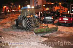 Un piccolo trattore - spazzaneve