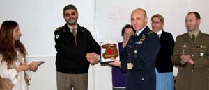 Il colonnello Cri Ridolfi, presidente della commissione nazionale del Diu consegna al colonnello Coppola il crest della Cri