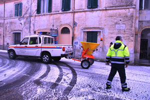 Protezione civile al lavoro nelle strade del centro storico