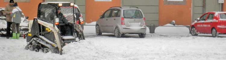 Neve - Un piccolo spazzaneve in azione