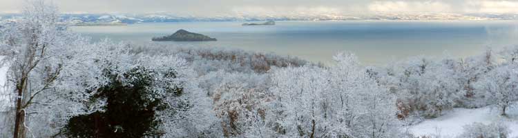 Il lago di Bolsena sotto una coltre di neve