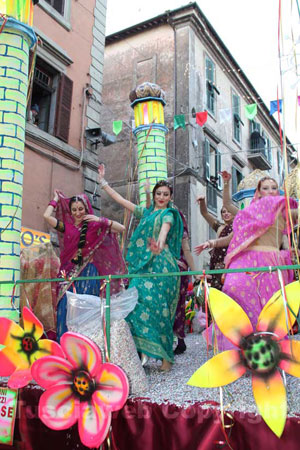 Maschere e carri delle passate edizioni del Carnevale ronciglionese Ronciglione
