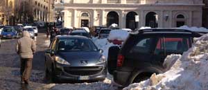 Le auto in sosta a piazza del Teatro
