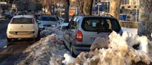 Le auto ancora sommerse dalla neve a Porta Romana