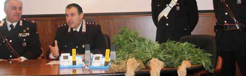 Il capitano Cuneo e il maresciallo Zampone con la marijuana sequestrata