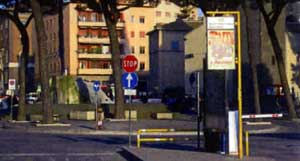 Le paline delle fermate dei bus della Francigena