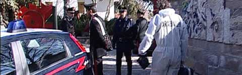 I carabinieri nella villa dove è avvenuta la rapina e il pestaggio