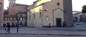 La piazza sgombrata dai cumuli di neve