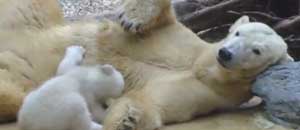 La piccola Anori con la madre