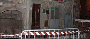 L'edificio con il muro crollato