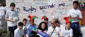 L'assessore Frontini con i rugbisty della scuola Vanni