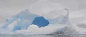 L'iceberg pochi secondi prima dell'esplosione