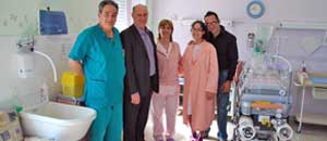 Il dottor Sansone, il sindaco Mazzola, un'ostetrica e i genitori di Aurora