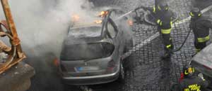 La macchina incendiata