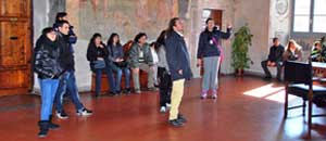 I tour operator nella Sala degli Affreschi del palazzo comunale