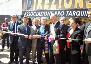 Battistoni all'inaugurazione della mostra