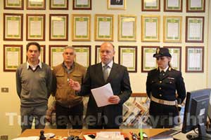 Il capo della squadra mobile Fabio Zampaglione illustra i dettagli dell'operazione