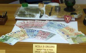 Il materiale sequestrato dalla Polfer